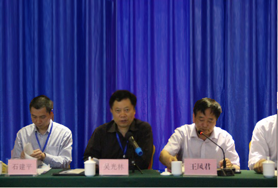图3 数字化校园建设协作委员会主任吴光林代表协作会作工作报告